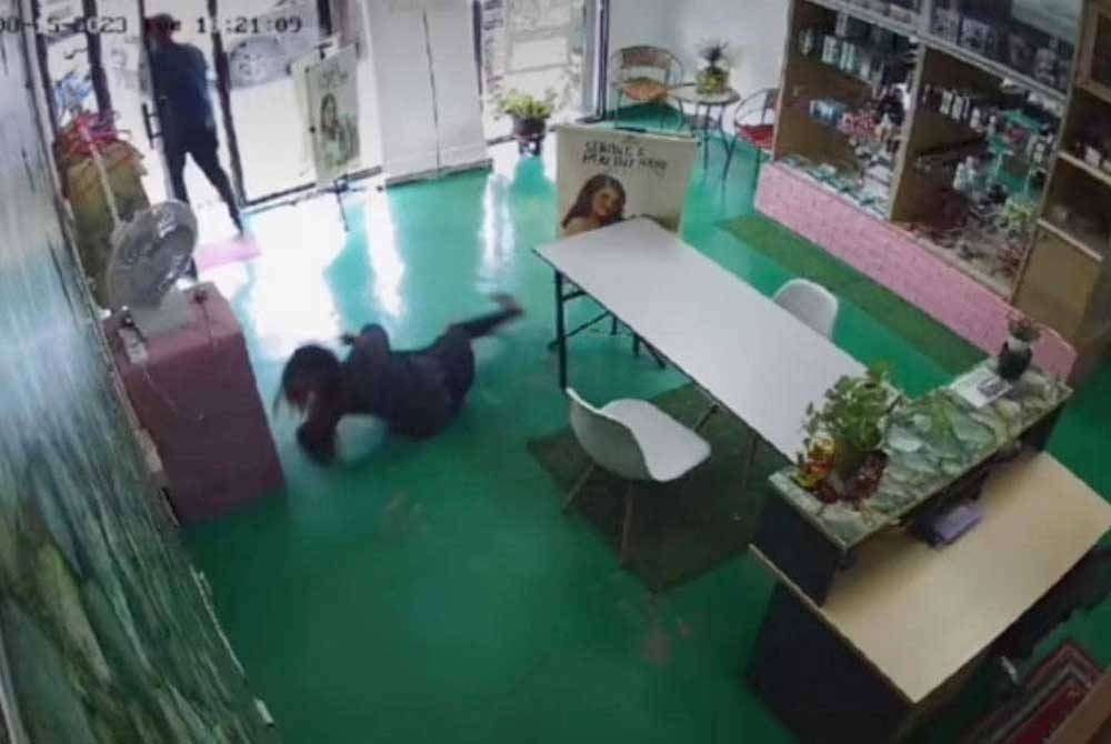 Rakaman CCTV menunjukkan suspek melarikan diri selepas meragut rantai leher pembantu kedai terbabit.