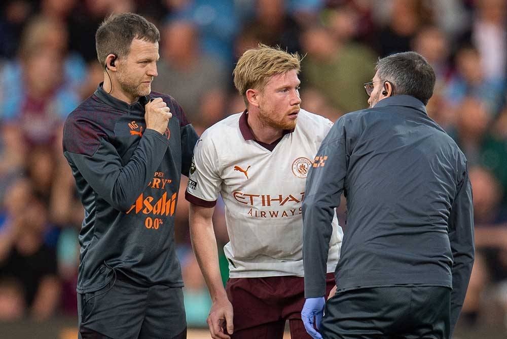 De Bruyne (tengah) mengalami kecederaan hamstring ketika City menentang Burnley Sabtu lalu. Foto EPA.