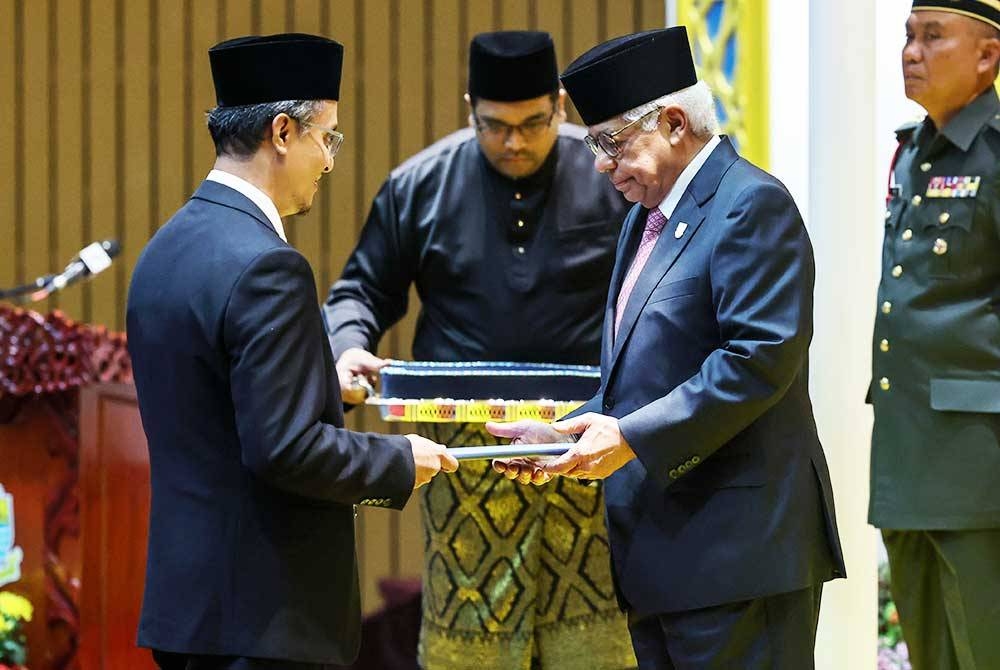 Tun Ahmad Fuzi dua dari kanan) menyampaikan watikah pelantikan sebagai Timbalan Ketua Menteri I Pulau Pinang dan Exco Pembangunan Agama Islam, Pendidikan, Pengajian Tinggi dan Perpaduan Masyarakat kepada Mohamad pada Rabu. - Foto: Bernama