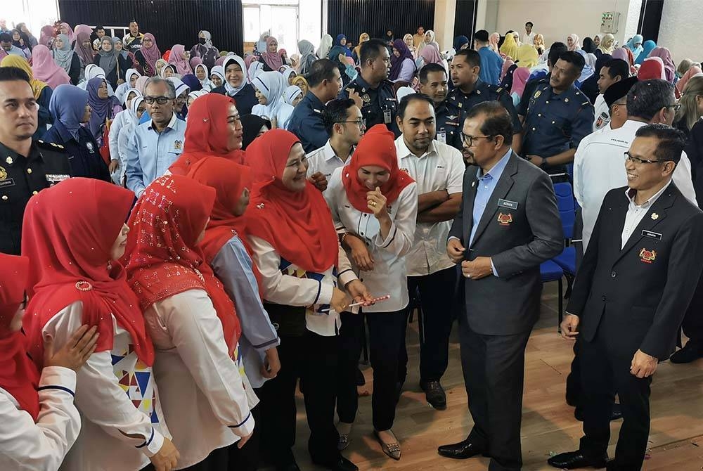 Adnan (dua dari kanan) bertemu penjawat awam selepas menyempurnakan Majlis Perhimpunan Penjawat Awam dan Sambutan Hari Kebangsaan Peringkat Negeri Terengganu 2023 di Kuala Terengganu, pada Rabu.