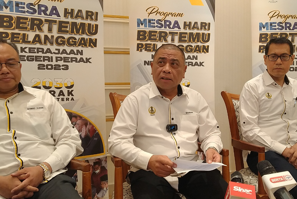 Saarani (dua dari kiri) ketika sidang akhbar sempena Program Mesra Hari Bertemu Pelanggan Negeri Perak Siri 7 yang berlangsung di Stadium Indera Mulia di Ipoh pada Rabu.