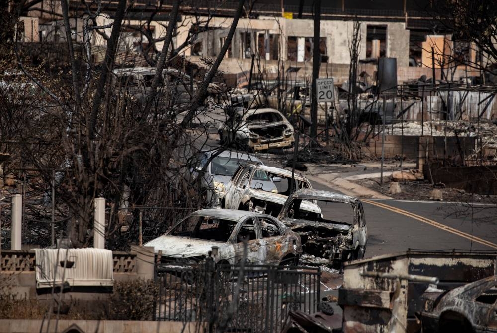 Keadaan kereta dan rumah yang terbakar selepas kebakaran hutan melanda kawasan kejiranan di Lahaina, Hawaii, Amerika Syarikat. - Foto EPA