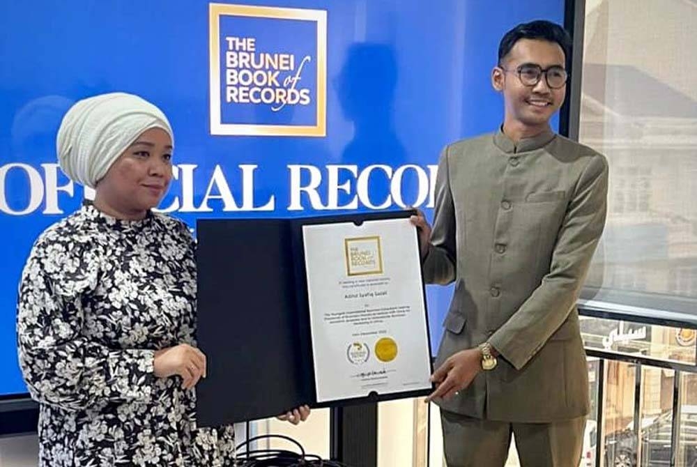 Azirul Syafiq menerima sijil The Brunei Book of Records daripada Pengarah Projek The Brunei Book of Records, Ana Dzulkefdi di Bandar Seri Begawan pada Selasa.