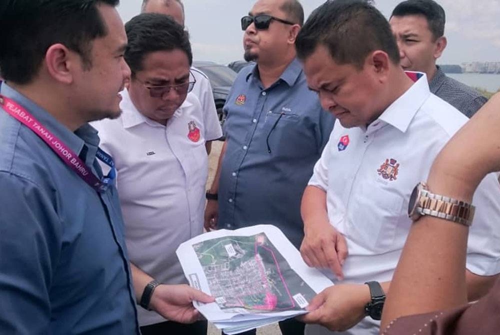 Zahari meninjau dan mengadakan perbincangan dengan agensi kerajaan berkenaan keadaan Kampung Orang Asli Pasir Puteh, Pasir Gudang pada Rabu yang berdepan masalah bekalan air bersih