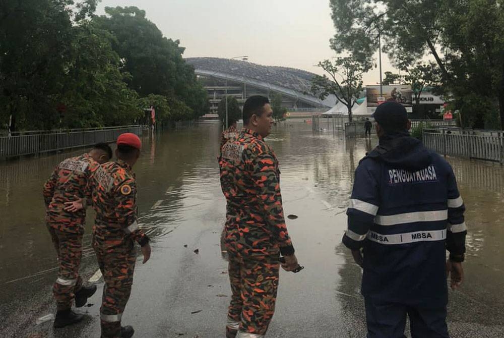 Pemantauan dijalankan anggota bomba di sekitar kawasan dinaiki air dalam kejadian banjir kilat pada Rabu.