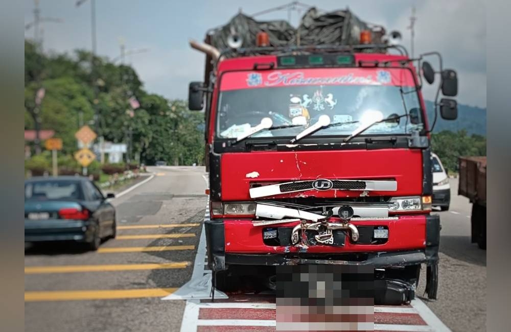 Keadaan motosikal mangsa yang berada di bawah lori. - Foto PDRM