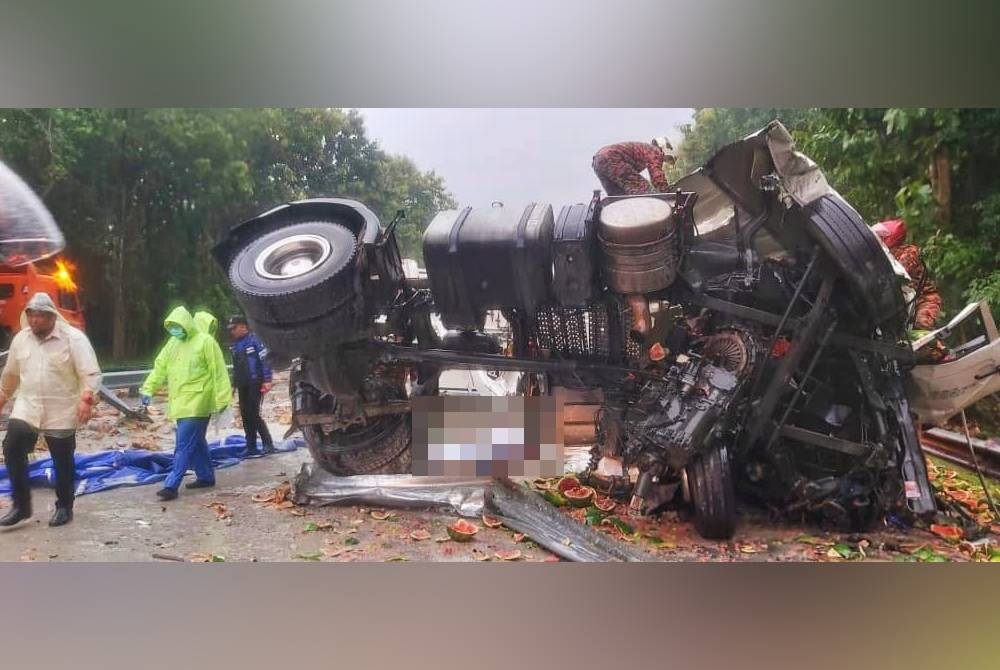 Nahas tiga kenderaan di Kilometer 317.5 Lebuhraya Utara Selatan arah utara dekat Tapah pada Rabu mengorbankan dua pemandu treler akibat tersepit. - Foto JBPM Perak