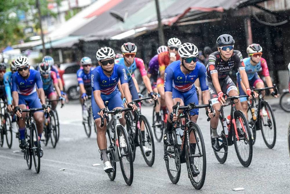 Izzat Hilmi (dua dari kiri) antara pelumba yang disenarai pendek menjalani latihan bersama skuad kebangsaan Malaysia menjelang LTdL 2023 bulan depan.