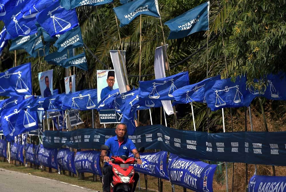 PRN di enam negeri pada 12 Ogos lalu menyaksikan dua gabungan parti terbesar iaitu PN dan PN masing-masing menguasai tiga negeri sekali gus berjaya membentuk kerajaan. - Foto Bernama
DUN Sijangkang menjadi tumpuan PRN Selangor kali ini dan akan menyaksikan pertandingan satu lawan satu.
Perikatan Nasional mempertaruhkan Datuk Dr Ahmad Yunus Hairi yang merupakan penyandang kerusi tersebut dan juga Ahli Parlimen Kuala Langat. Beliau akan dicabar calon Barisan Nasional, Mohd Al-Hafizi Abu Bakar.
--fotoBERNAMA (2023) HAK CIPTA TERPELIHARA