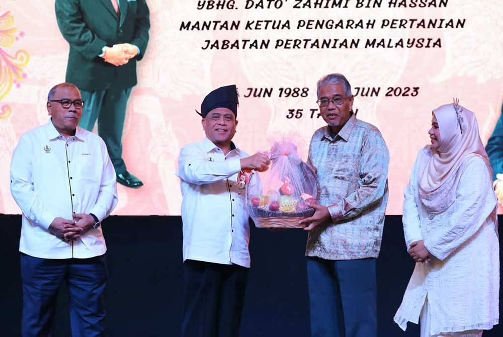 Saarani (dua dari kiri) menyampaikan cenderahati kepada Zahimi sambi disaksikan Norsiyenti dan Mohd Zolkafly ketika Majlis Sanjungan Budi 2023 dan Anugerah Perkhidmatan Cemerlang Tahun 2022 Jabatan Pertanian Negeri Perak di sebuah hotel pada Rabu.