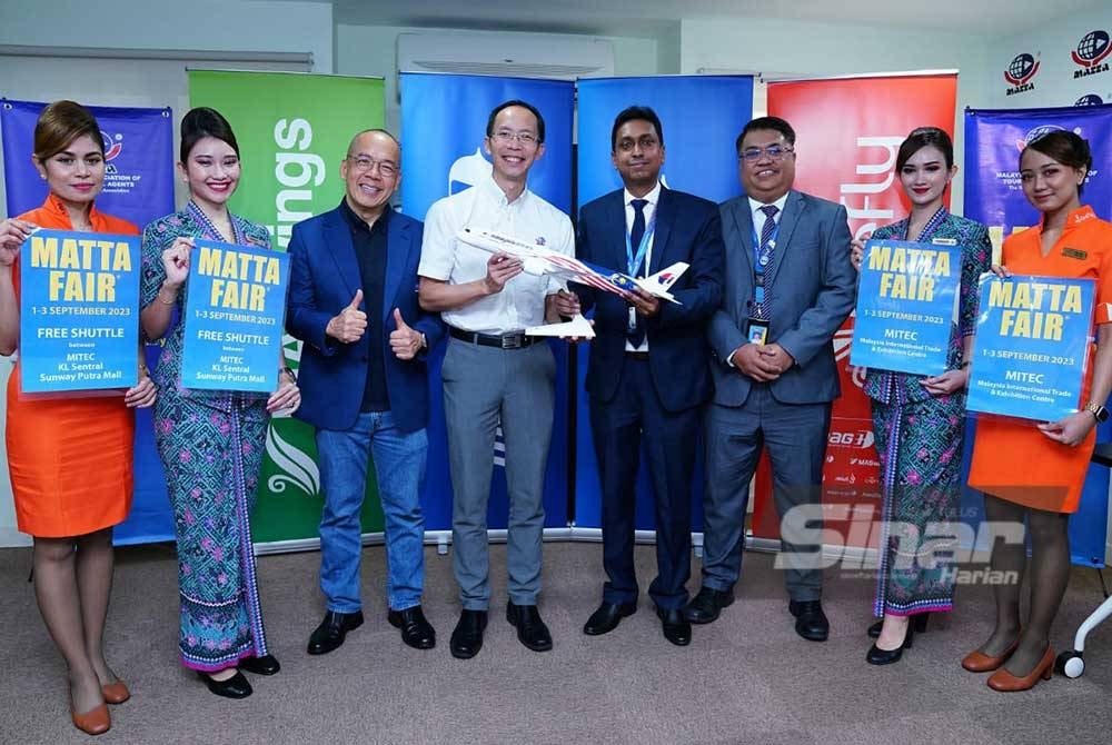 Nigel Wong (empat dari kiri) dan Ketua Pegawai Komersial Syarikat Penerbangan, Kumpulan Penerbangan Malaysia (MAG), Dersenish Aresandiran (lima dari kiri) bergambar bersama selepas sidang akhbar di ibu pejabat MATTA pada Rabu. - FOTO MOHD HALIM ABDUL WAHID