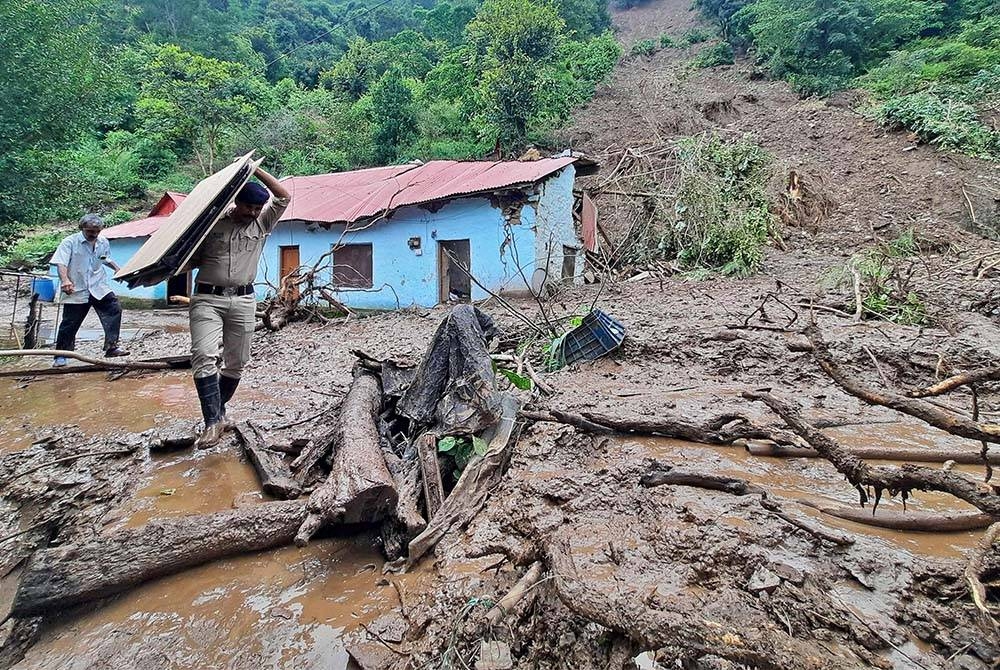 Hujan lebat turut menyebabkan kejadian tanah runtuh di perkampungan Jadon, Himachal Pradesh. - Foto AFP