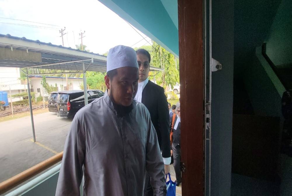 Ebit tiba di mahkamah bersama barisan peguamnya bagi menghadiri perbicaraan di Mahkamah Majistret Tenom.