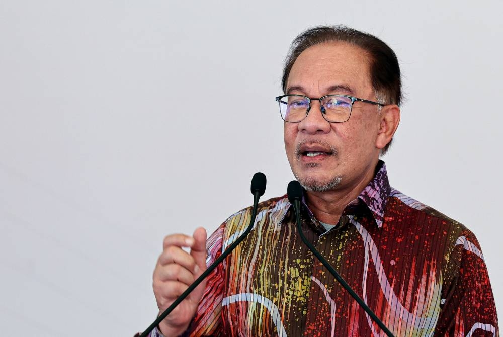 Anwar berucap merasmikan Majlis Pecah Tanah Residensi Wilayah dan Residensi Prihatin Madani serta Pusat Penjaja Madani di Desa Tasik Sungai Besi pada Khamis. - Foto Bernama