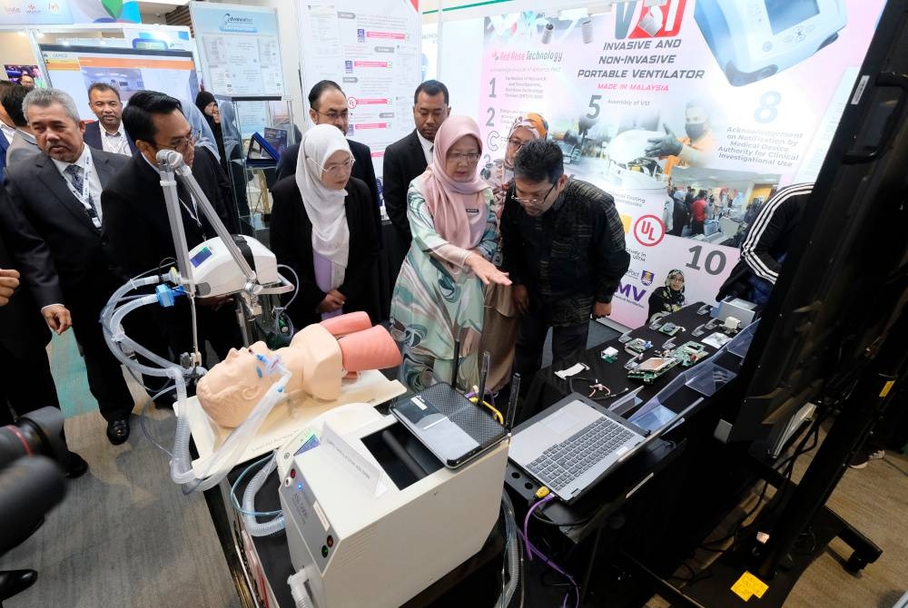 Dr Zaliha melawat pameran selepas merasmikan Healthcare Facility Management Conference 2023, pada Khamis. - Foto Bernama