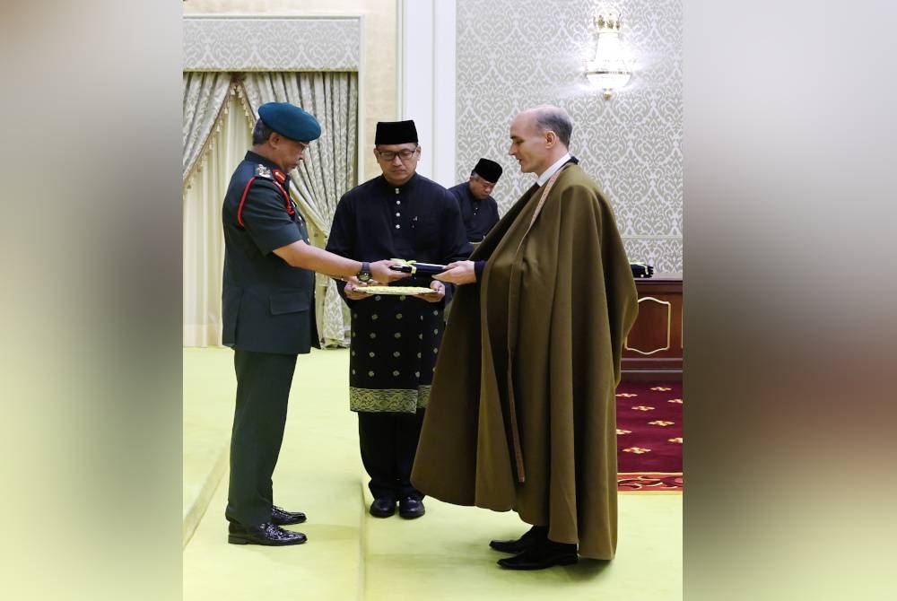 
Al-Sultan Abdullah berkenan menerima watikah pelantikan daripada Duta Besar Republik Demokratik Rakyat Algeria ke Malaysia, Abdelhafid Bounour pada Istiadat Penyerahan Watikah Pelantikan dan Majlis Menghadap di Istana Negara pada Khamis. - Foto Bernama