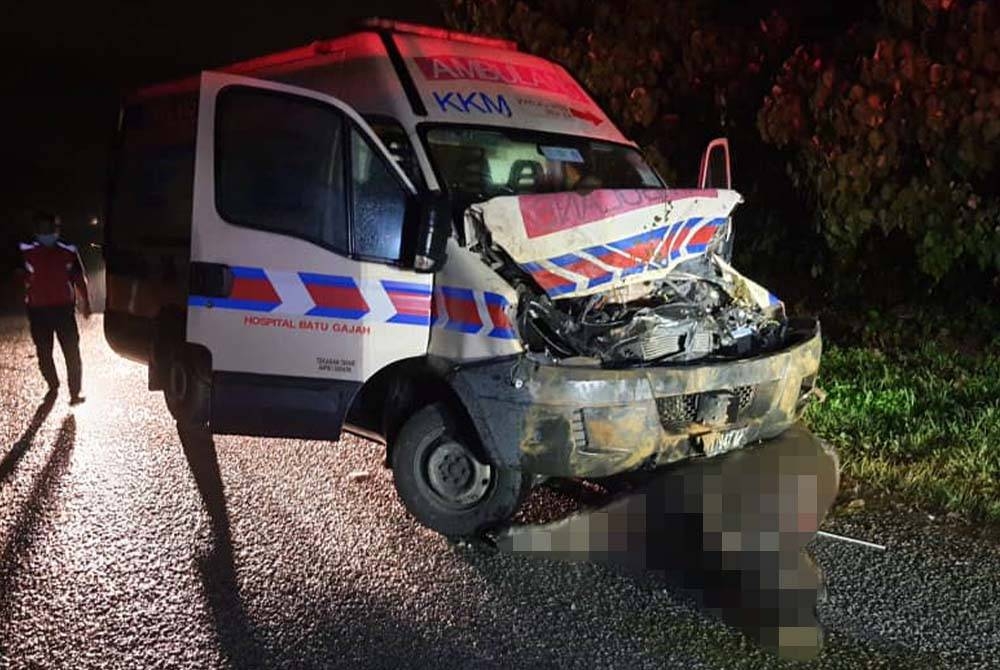 Keadaan ambulans remuk selepas terbabit kemalangan dengan seekor kerbau di Batu Gajah pada Rabu. - Foto ihsan pembaca