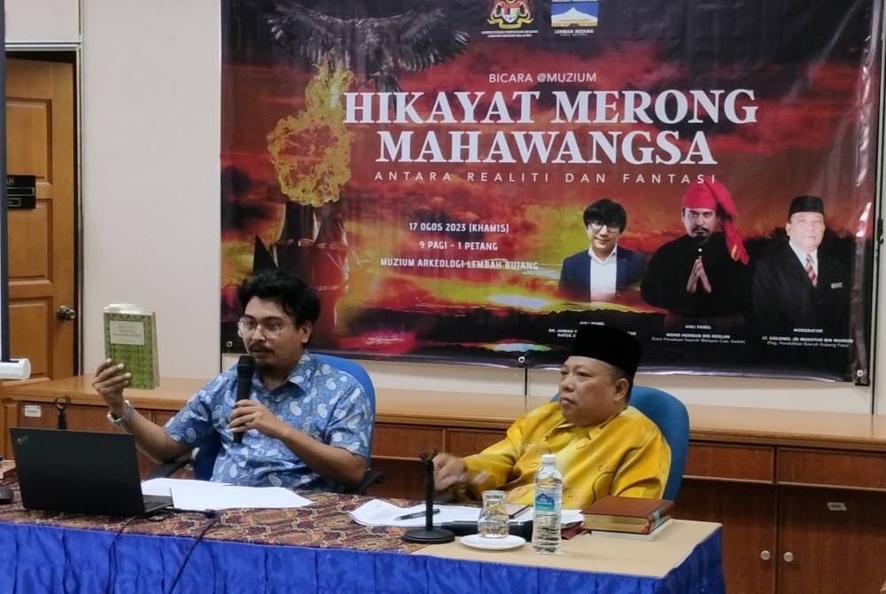 Mohd Herman (kiri) ketika berkongsi bahan kajian membicarakan mengenai Hikayat Merong Mahawangsa Antara Realiti dan Fantasi di Muzium Arkeologi Lembah Bujang, Merbok pada Khamis.