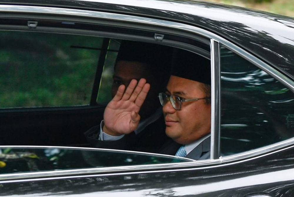 Amirudin ketika ditemui pemberita di luar pekarangan Istana Kayangan selepas lebih sejam mengadakan pertemuan dengan Sultan Selangor.