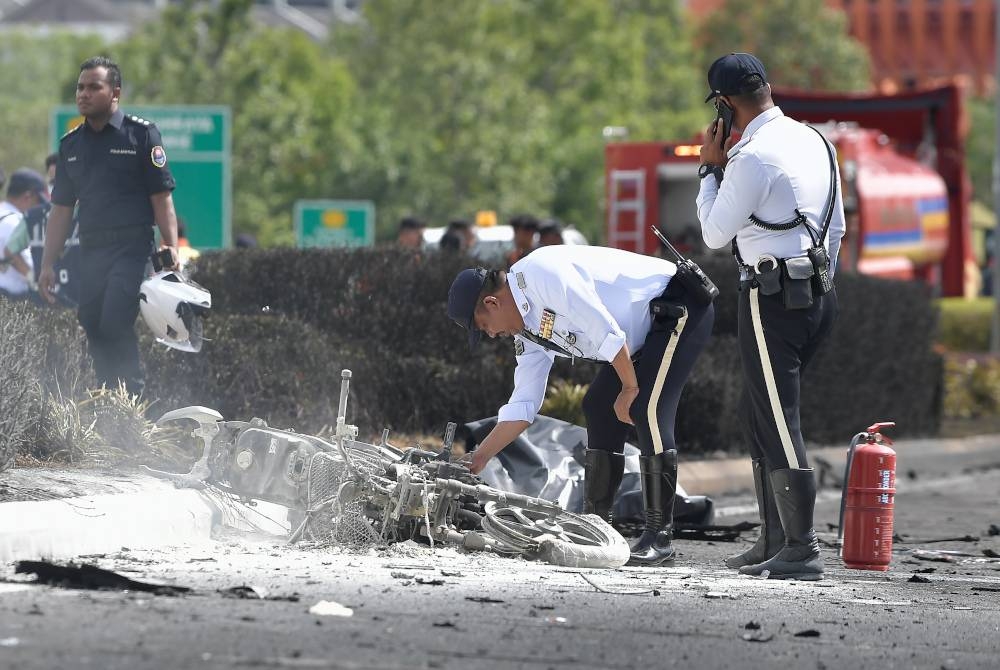 Situasi berhampiran lokasi kejadian pesawat terhempas di Elmina, Shah Alam. - Foto Bernama