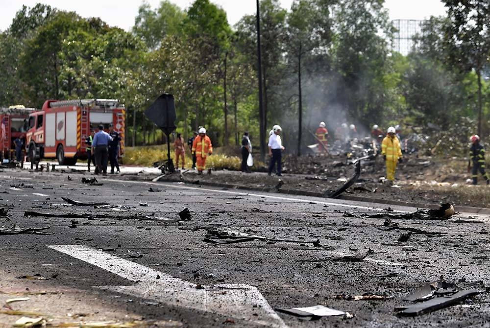 Situasi terkini berhampiran lokasi kejadian pesawat terhempas di Bandar Elmina dekat sini. - Foto Bernama