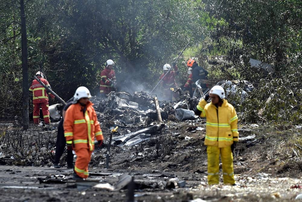 Situasi terkini berhampiran lokasi kejadian pesawat terhempas di Bandar Elmina dekat sini. - Foto Bernama