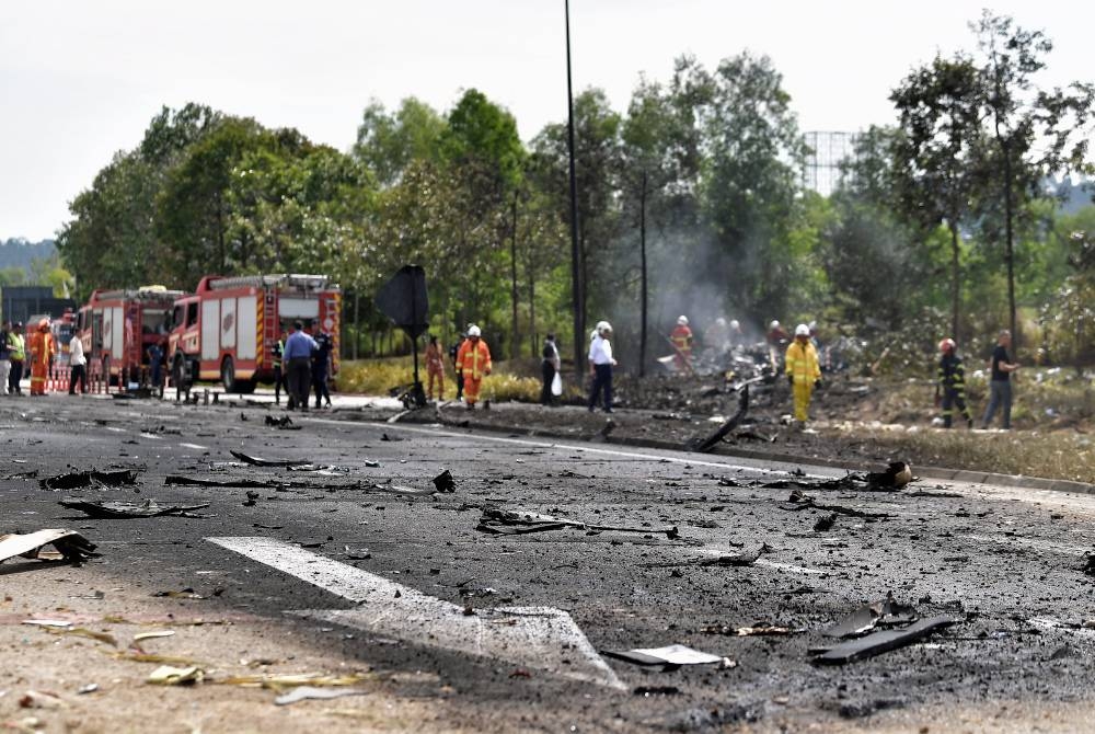 Situasi terkini berhampiran lokasi kejadian pesawat terhempas di Bandar Elmina dekat sini. - Foto Bernama