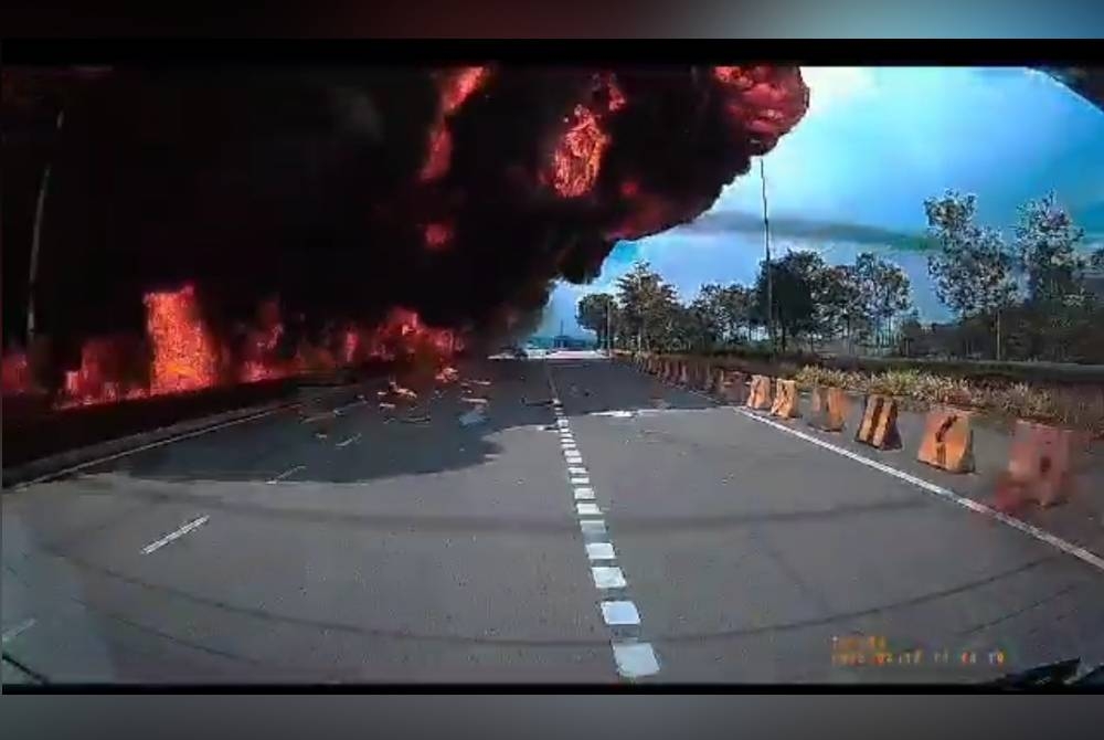 Beberapa rakaman tular berhubung insiden pesawat terhempas di Elmina, berhampiran susur keluar Lebuhraya Guthrie, pada Khamis.