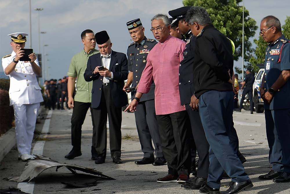 Al-Sultan Abdullah (tengah) berkenan meninjau keadaan di lokasi kejadian pesawat terhempas di Elmina, Shah Alam pada Khamis. - Foto: Bernama
Turut hadir sama Ketua Polis Selangor Datuk Hussein Omar Khan (tiga, kanan).
--fotoBERNAMA (2023) HAK CIPTA TERPELIHARA