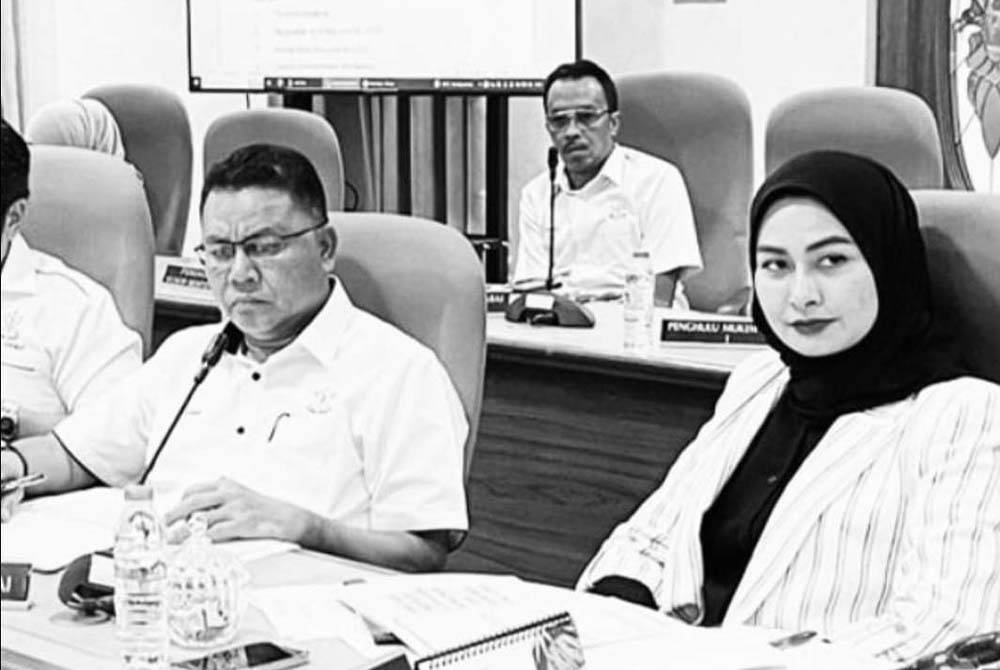 Rara (kanan) berkongsi gambar bersama Allahyarham Johari dalam Facebook miliknya.