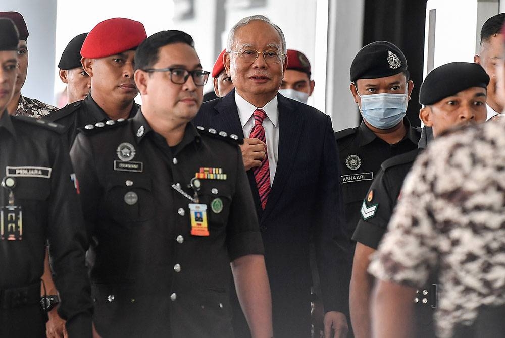 Najib hadir di Kompleks Mahkamah Kuala Lumpur bagi perbicaraan kes berhubung dana 1MDB pada Khamis. - Foto Bernama