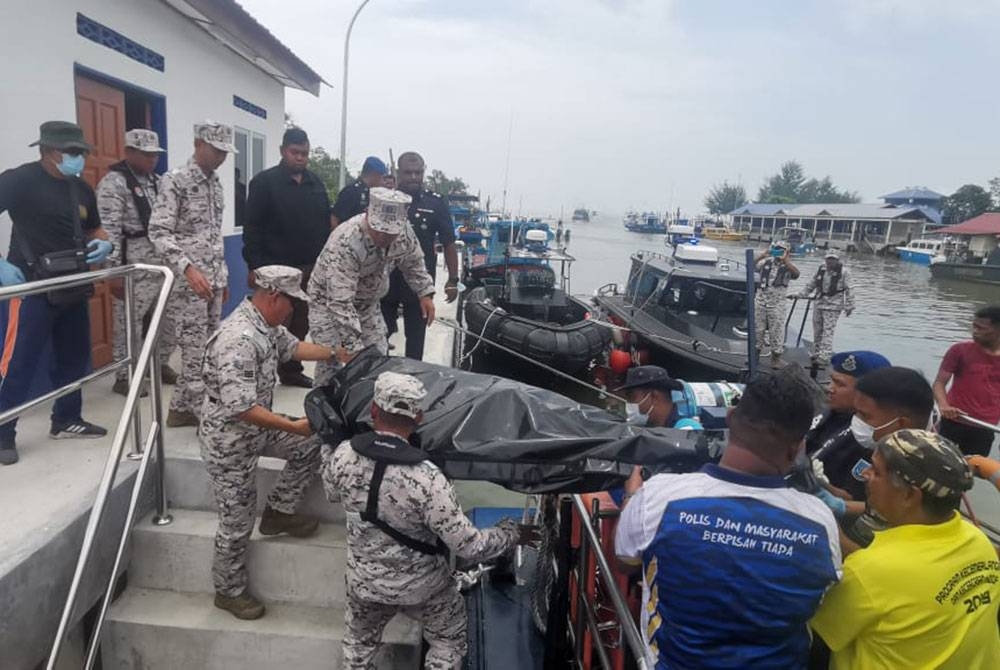 Mayat kru bot dibawa ke jeti Pasukan Polis Marin (PPM) Mersing.- Foto Maritim Malaysia