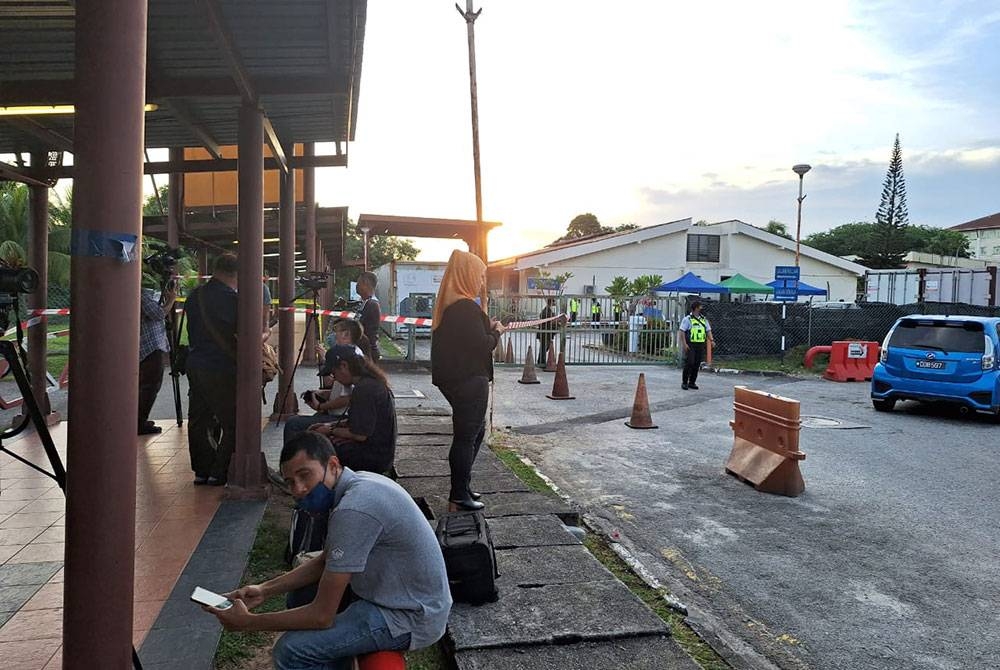 Petugas media mula berkampung di hadapan Bilik Forensik HTAR bagi melaporkan perkembangan terkini babit mangsa tragedi pesawat terhempas di Elmina Central Park, Seksyen U16, Shah Alam pada Khamis.