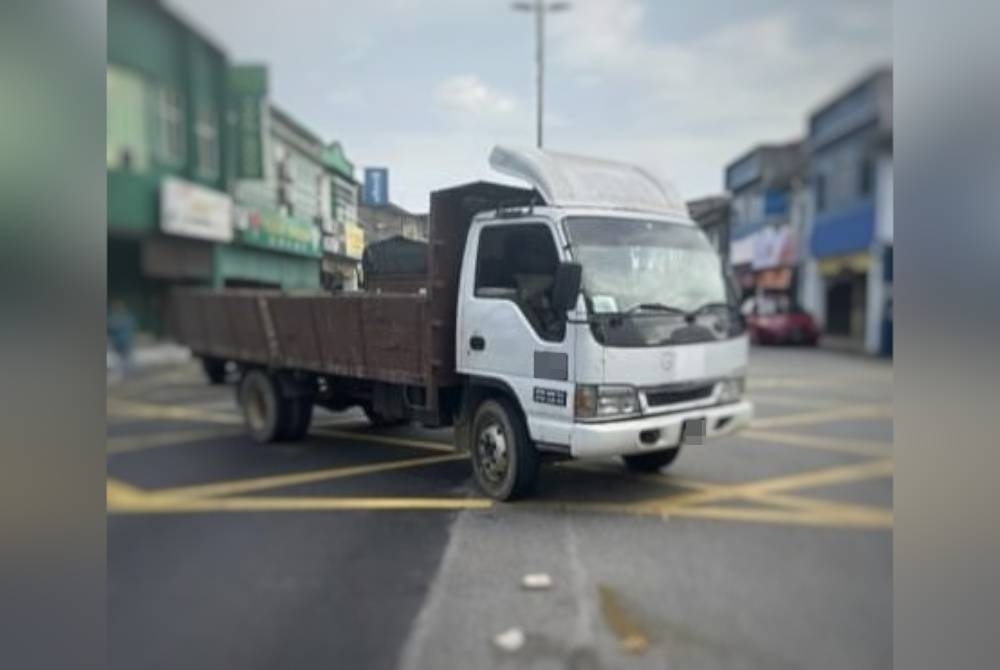 Seorang pejalan kaki maut selepas terlibat nahas dengan sebuah lori dalam kejadian di simpang Pasar Kuala Pilah di sini petang Khamis. - Foto PDRM