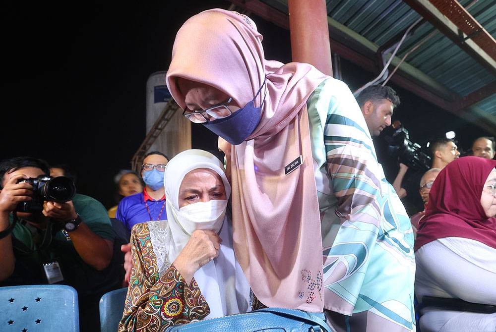 Dr Zaliha menenangkan ibu kepada juruterbang Mahanum Ismail, 67 yang kelihatan sugul ketika sedang menunggu jenazah anaknya Shahrul Kamal Roslan di Jabatan Forensik Hospital Tengku Ampuan Rahimah Klang sekitar jam 8 malam ini. - Foto Bernama