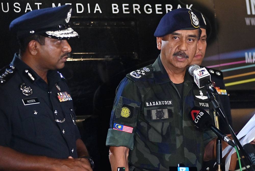 Ketua Polis Negara, Tan Sri Razarudin Husain bersama Ketua Polis Selangor, Datuk Hussein Omar Khan (kiri) semasa sidang media berkaitan nahas pesawat terhempas di Bandar Elmina Shah Alam pada Khamis. - Foto Bernama