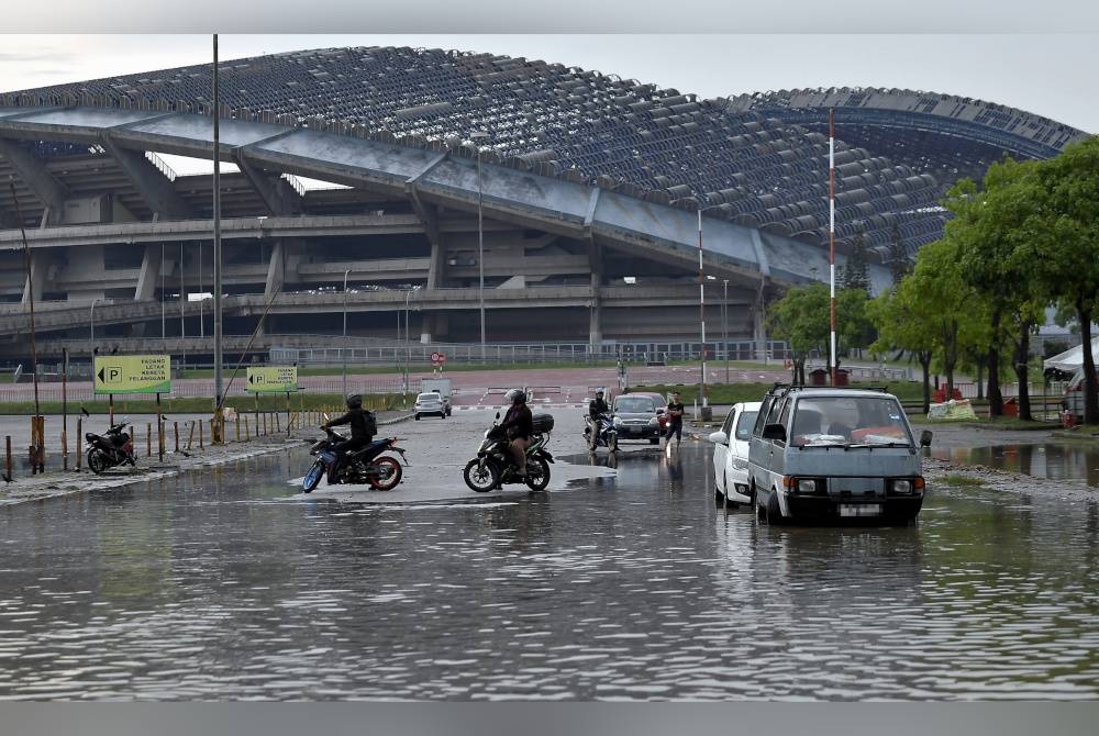 Keadaan banjir kilat yang berlaku ekoran hujan lebat di sekitar Seksyen 13 Shah Alam baru-baru ini. - Foto Bernama