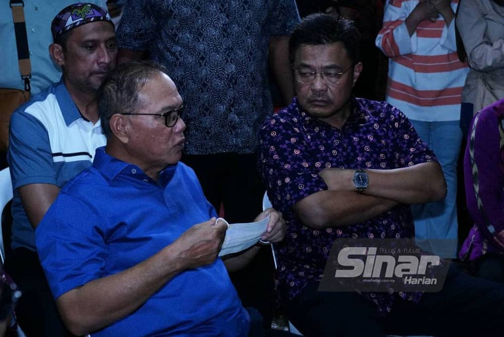 Mohd Sharkar (kanan) bersama Menteri Besar Pahang, Datuk Seri Wan Rosdy Wan Ismail turut hadir ke pekarangan unit forensik Hospital Tengku Ampuan Rahimah Klang pada Khamis. Foto Sinar Harian / MOHD HALIM ABDUL WAHID