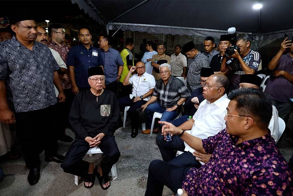 Mohd Shankar (kanan) ketika di pekarangan Hospital Tengku Ampuan Rahimah (HTAR) Klang pada malam Khamis.