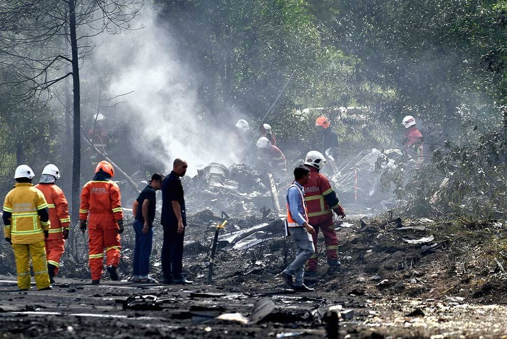 Anggota Jabatan Bomba dan Penyelamat Malaysia (JBPM) berusaha memadam kebakaran di lokasi kejadian pesawat terhempas di Elmina Shah Alam pada Khamis. - Foto: Bernama