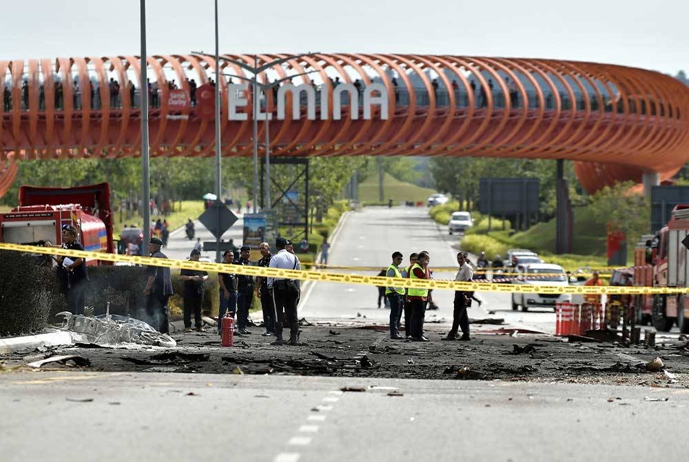 Sebuah pesawat dilaporkan terhempas di atas jalan raya berdekatan kawasan perumahan di Bandar Elmina, dekat sini pada Khamis. - Foto: Bernama