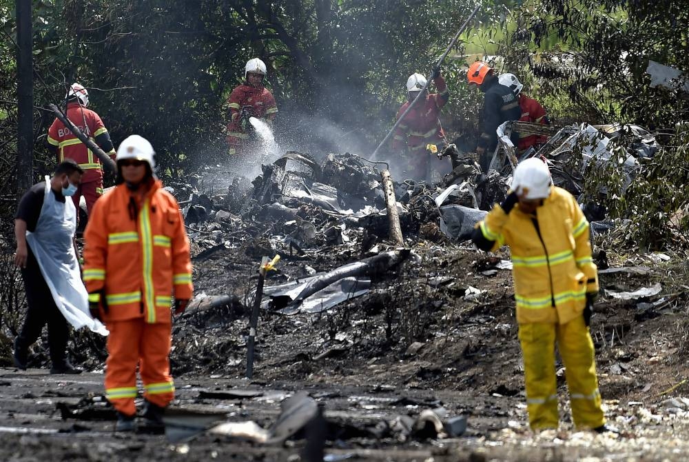 Anggota JBPM berusaha memadam kebakaran di lokasi kejadian pesawat terhempas di Elmina Shah Alam pada Khamis.- Foto Bernama