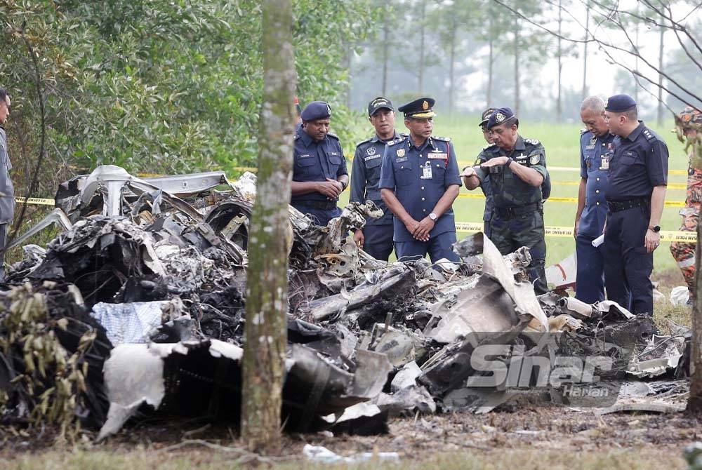 Razarudin melawat lokasi kejadian pesawat jenis Beechcraft Model 390 (Premier 1) yang terhempas di Elmina, Seksyen U16 pada Jumaat. Foto: SINAR HARIAN/ ROSLI TALIB