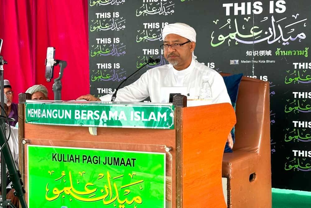 Mohd Nassuruddin ketika menyampaikan Kuliah Pagi Jumaat yang pertama sebagai Menteri Besar Kelantan di Medan Ilmu, di sini pada Jumaat.