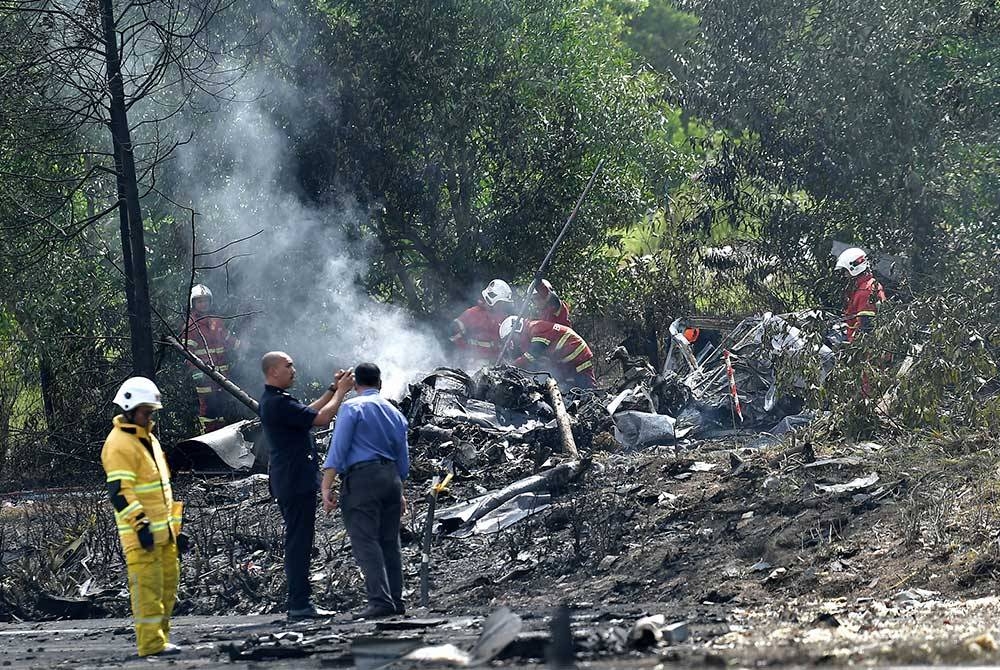 Anggota Jabatan Bomba dan Penyelamat Malaysia (JBPM) berusaha memadam kebakaran di lokasi kejadian pesawat terhempas di Elmina Shah Alam pada Khamis.