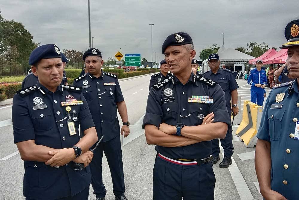 Mohd Shuhaily (dua dari kanan) ketika di lokasi tragedi pesawat terhempas di Elmina, Seksyen U16, di sini pada Jumaat.