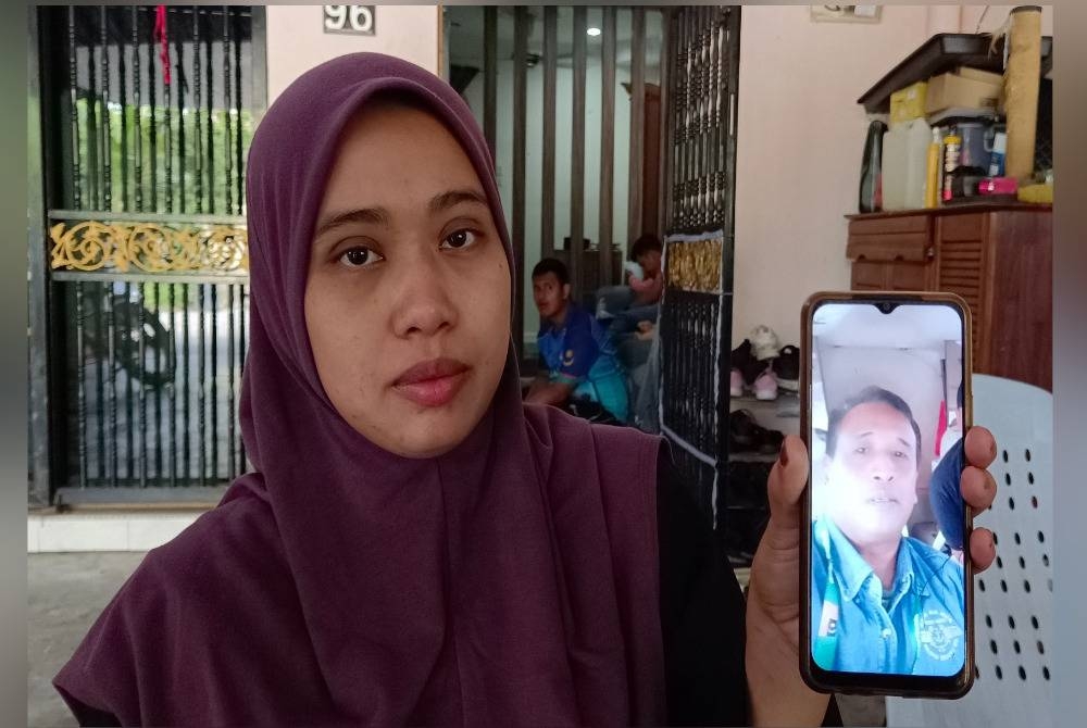 Nor Syahirah menunjukkan gambar terakhir yang dikongsikan Shaharul Amir kepada keluarganya sebelum berlepas ke Pulau Langkawi, Kedah, Rabu lalu.