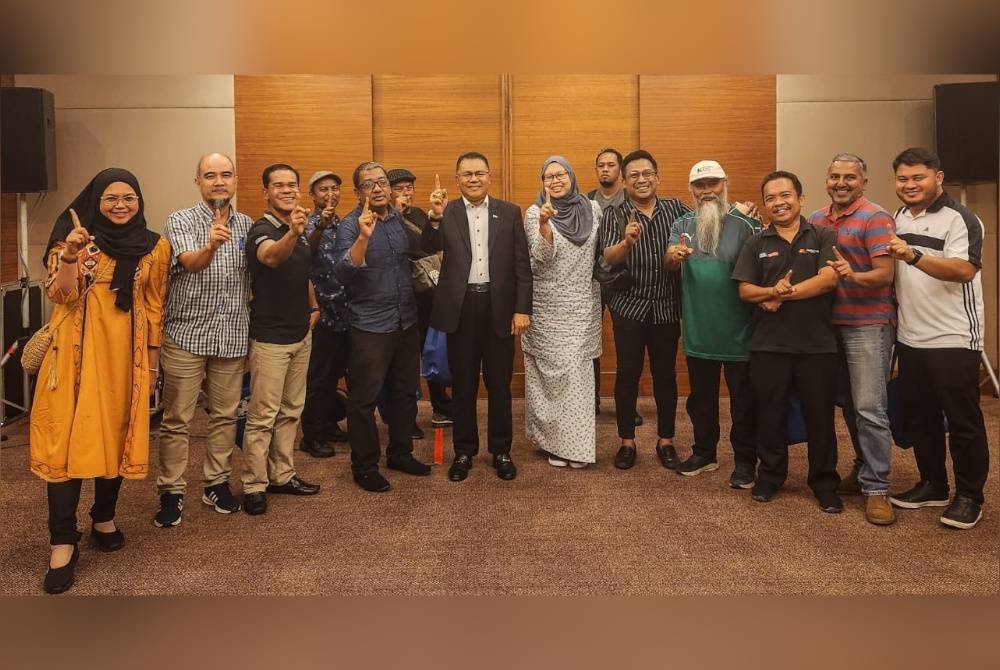 Allahyarham Johari (tengah) bersama Jasmi Faisal (lima dari kanan) dan ketua-ketua biro pelbagai agensi di Pahang ketika mengadakan pertemuan kali pertama baru-baru ini.