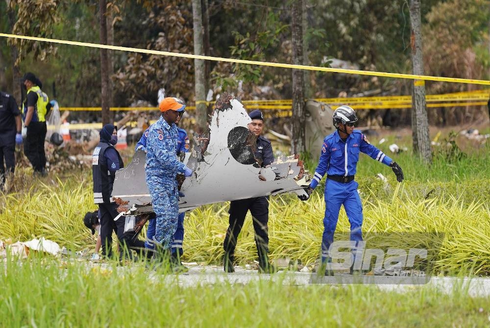 Serpihan pesawat yang terhempas di Bandar Elmina, Shah Alam pada Khamis. - Foto Sinar Harian ROSLI TALIB