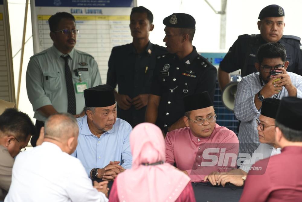 Ahmad Zahid ketika menyantuni waris mangsa penumpang pesawat yang terhempas di Lebuhraya Guthrie berhampiran Bandar Elmina Shah Alam pada Khamis.